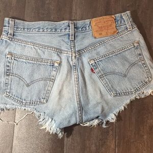 Levi’s 501 button up cutoff jean shorts sz 28